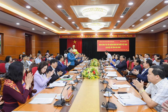 Thống đốc Nguyễn Thị Hồng và đoàn công tác làm việc tại tỉnh Hòa Bình