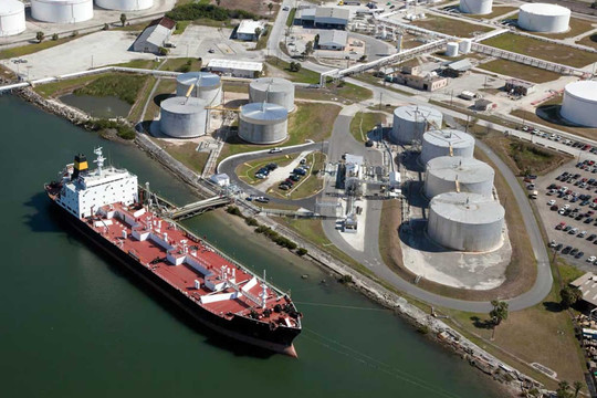 Các nước sản xuất dầu lớn tiếp tục cắt giảm sản lượng để “cứu” giá dầu