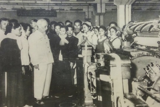 Bác Hồ gặp bà Clara Zetkin - người đề xuất Ngày Quốc tế Phụ nữ