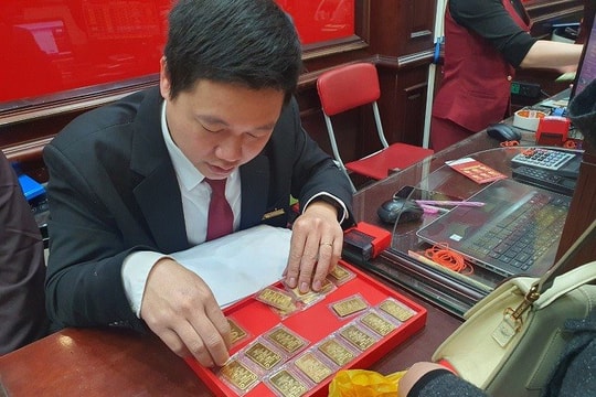 Giá vàng miếng đi ngang, vàng thế giới giảm sâu sau khi chạm ngưỡng 2.200 USD