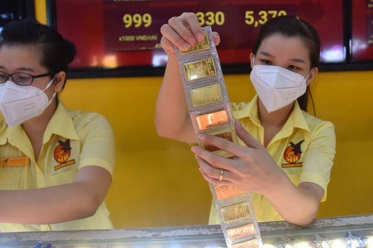 Thị trường vàng "rung lắc" khi thế giới băng băng lập kỷ lục mới