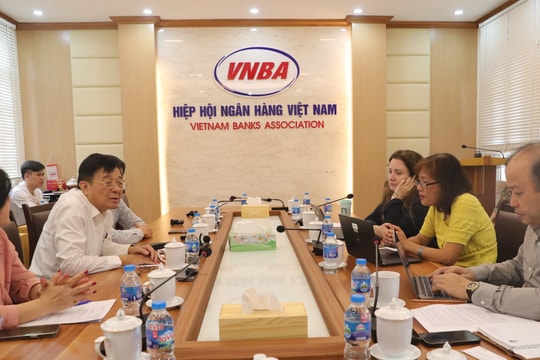 Hiệp hội Ngân hàng làm việc với nhóm chuyên gia IFC