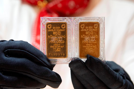 Giá vàng trong nước tăng, vàng thế giới giảm mạnh