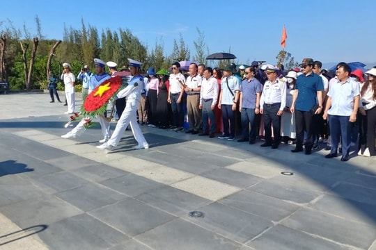 Đoàn công tác ngành Ngân hàng thăm cán bộ, chiến sĩ và nhân dân huyện đảo Trường Sa