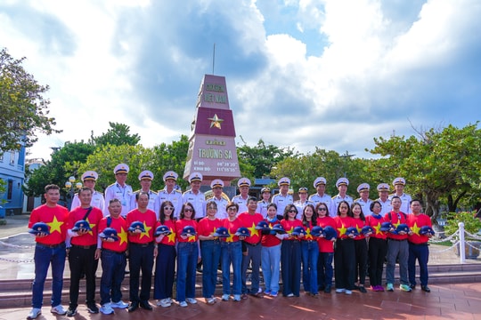 Đoàn công tác Hiệp hội Ngân hàng Việt Nam thăm quân, dân quần đảo Trường Sa, nhà giàn DK1/16