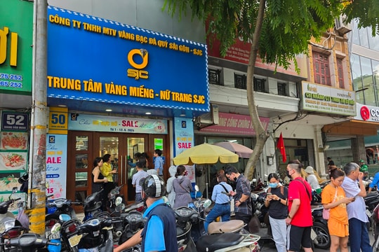Vàng miếng SJC bán ra dưới 80 triệu đồng/lượng, người dân xếp hàng mua vàng