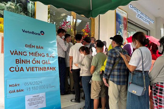 Dễ dàng "ôm" vàng, cẩn trọng rủi ro "kép"