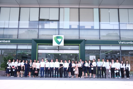 Giảng viên và sinh viên Học viện Tài chính trải nghiệm thực tế tại Vietcombank