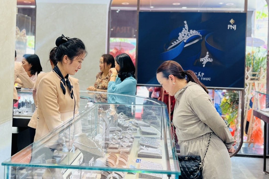 Doanh thu bán vàng miếng tăng gần gấp đôi, PNJ báo lãi 5 tháng vượt 1.000 tỷ đồng
