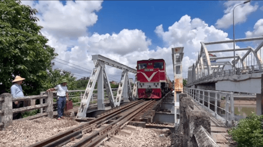 Thông tuyến đường sắt qua cầu Quay Tam Bạc, Hải Phòng