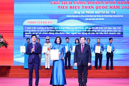 Chủ tịch Công đoàn TSC Vietcombank nhận giải thưởng Nguyễn Văn Linh