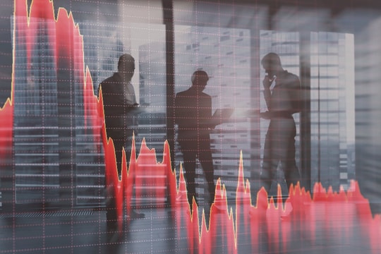 UOB: Đừng để bị cuốn vào các cơn lốc của thị trường tài chính