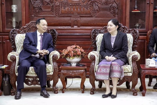 Phó Thống đốc thường trực Đào Minh Tú dự buổi tiếp và làm việc với Quyền Thống đốc NHCHDCND Lào Vathana Dalaloy