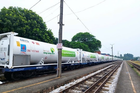 Khởi hành chuyến tàu chở LNG đầu tiên trên đường sắt Nam Bắc