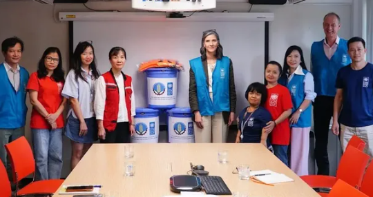 UNDP trao hỗ trợ ban đầu cho người dân bị ảnh hưởng do bão Yagi