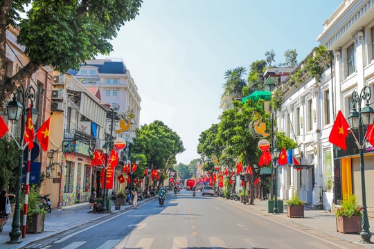 Phố phường Hà Nội rực rỡ cờ hoa mừng 70 năm ngày Giải phóng Thủ đô