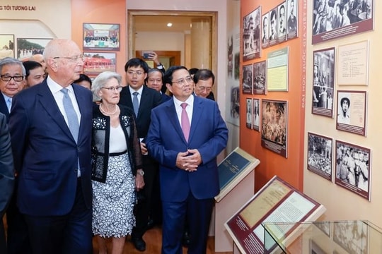 Thủ tướng và Giáo sư Klaus Schwab đối thoại cùng sinh viên