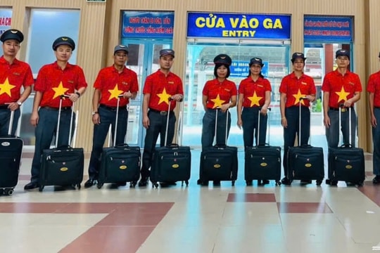 Tiếp viên đường sắt Hà Nội trả lại gần 30 triệu đồng cho nữ du khách nước ngoài