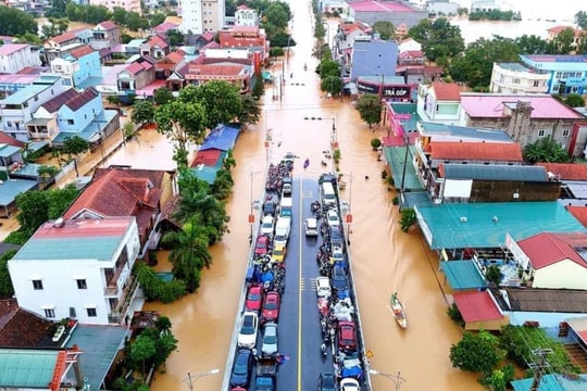 Quảng Bình: Lũ gần đạt mốc lịch sử - huyện Lệ Thủy bị chia cắt