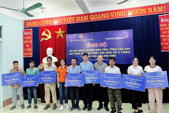 KienlongBank dựng nhà mới cho đồng bào vùng bão lũ