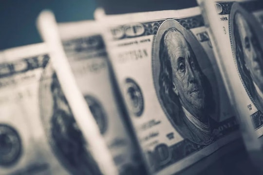 Đà tăng của đồng USD chững lại thúc đẩy lực mua trên thị trường kim loại quý