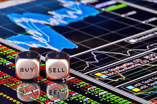 P/E thị trường chứng khoán ở mức đáy, nhà đầu tư nên làm gì?
