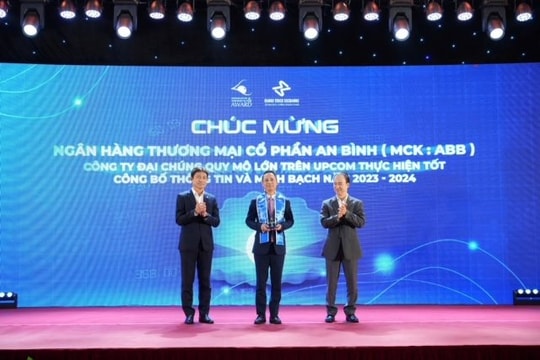 ABBANK nhận giải tôn vinh doanh nghiệp thực hiện tốt công bố thông tin và minh bạch