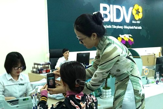 Ngành Ngân hàng tỉnh Cà Mau “chạy nước rút” hỗ trợ khách hàng thực hiện xác thực sinh trắc học
