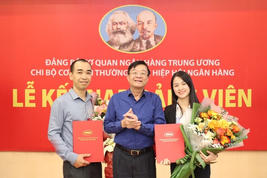 Chi bộ Cơ quan Thường trực Hiệp hội Ngân hàng Việt Nam kết nạp 2 đảng viên mới