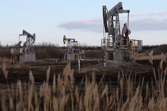 Giá dầu lao dốc trước lo ngại Mỹ áp thêm 100% thuế lên hàng hóa Trung Quốc