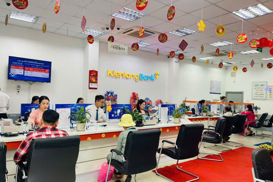 Ngành Ngân hàng Kiên Giang tất bật ngày làm việc đầu năm