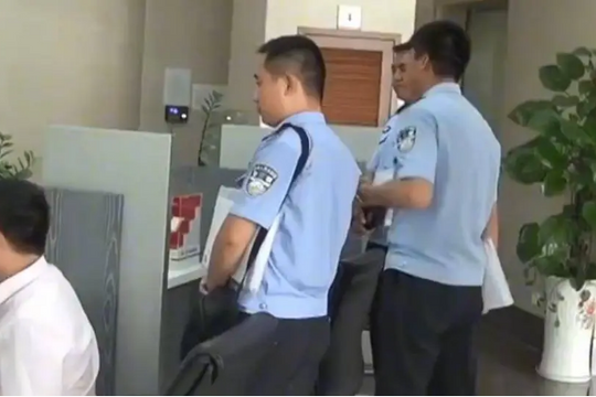 Sáng gửi tiết kiệm 2,2 tỷ, đến trưa tài khoản chỉ còn 65.000 đồng, người đàn ông báo khoá tài khoản nhưng ngân hàng thông báo: "Chúng tôi không có quyền giải quyết”