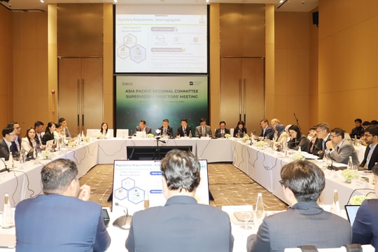 Tăng cường chia sẻ kinh nghiệm giám sát và thực thi giữa các cơ quan quản lý thị trường chứng khoán