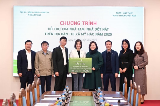 Vietcombank trao tài trợ 1 tỷ đồng cho Quỹ xóa nhà tạm, nhà dột nát trên địa bàn thị xã Mỹ Hào, tỉnh Hưng Yên