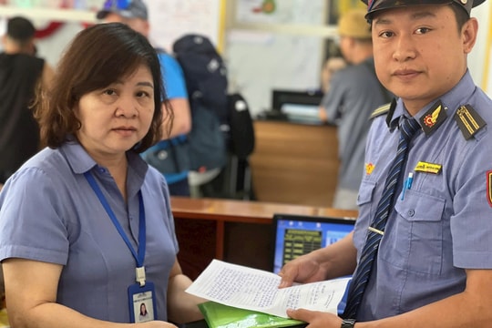 Nhân viên đường sắt kịp thời phát hiện, trả tài sản giá trị cho hành khách nước ngoài