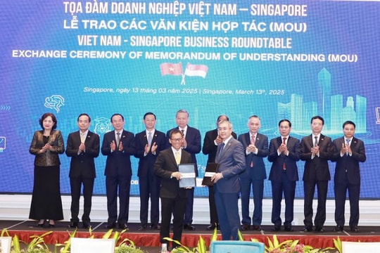 Thống đốc Ngân hàng Nhà nước Việt Nam tháp tùng Tổng Bí thư Tô Lâm tham dự Tọa đàm doanh nghiệp Việt Nam – Singapore