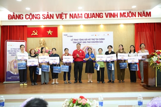 NAPAS, Mastercard và Payoo trao tặng suất hỗ trợ tài chính cho 200 phụ nữ có nguy cơ cao mắc bệnh ung thư