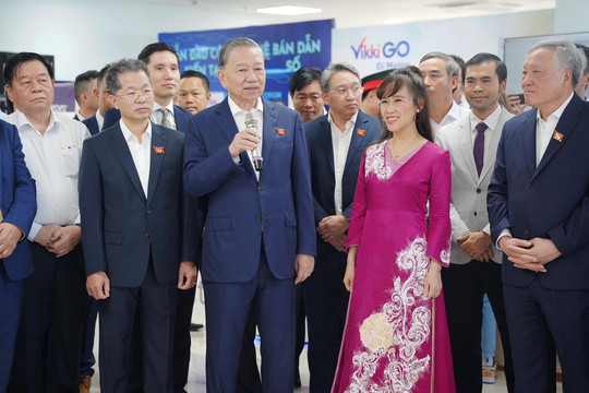Tổng Bí thư thăm Trung tâm nghiên cứu, đào tạo thiết kế vi mạch và trí tuệ nhân tạo Đà Nẵng trong ngày khai giảng khóa đào tạo thiết kế bán dẫn chuyên sâu đầu tiên