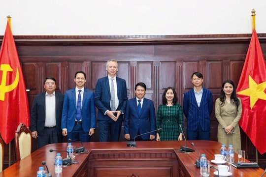 Phó Thống đốc Ngân hàng Nhà nước Việt Nam Phạm Tiến Dũng làm việc với đại diện Deutsche Bank