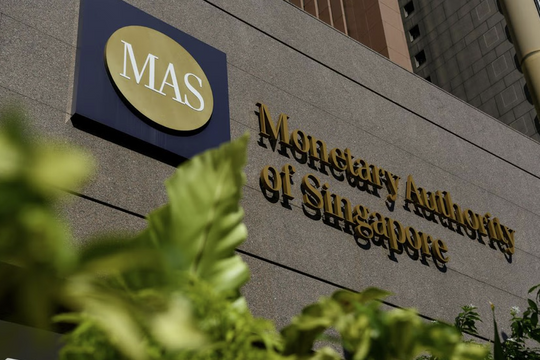 Cơ quan Tiền tệ Singapore nới lỏng chính sách đồng nội tệ để giúp nền kinh tế vượt qua bão thuế quan của Mỹ