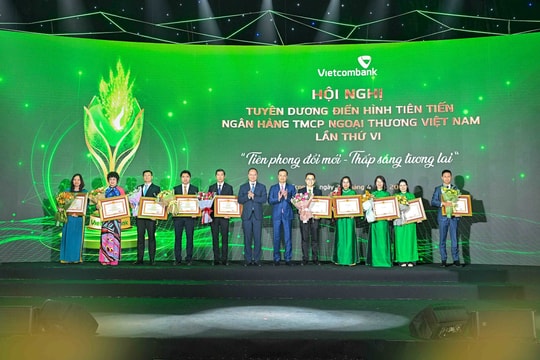 Vietcombank tuyên dương tập thể, cá nhân "Tiên phong đổi mới - Thắp sáng tương lai”