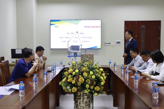 EVNFinance trao tặng máy thở di động hiện đại cho Bệnh viện Nhi Trung ương