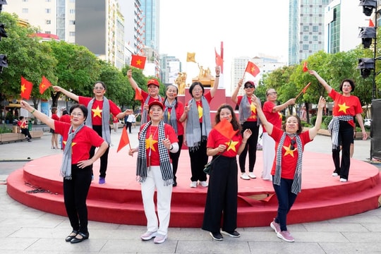 Người dân tại TP. Hồ Chí Minh rộn ràng chào đón kỷ niệm 50 năm thống nhất đất nước