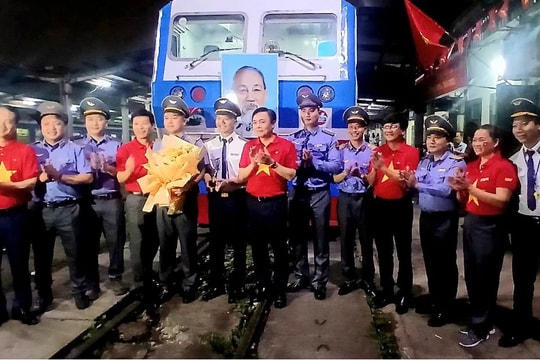 Xúc động ‘Đoàn tàu Thống Nhất’ sau 50 năm non sông liền một dải