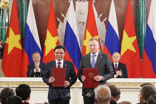 Tổng Bí thư Tô Lâm và Tổng thống Nga V. Putin chứng kiến trao các văn kiện hợp tác