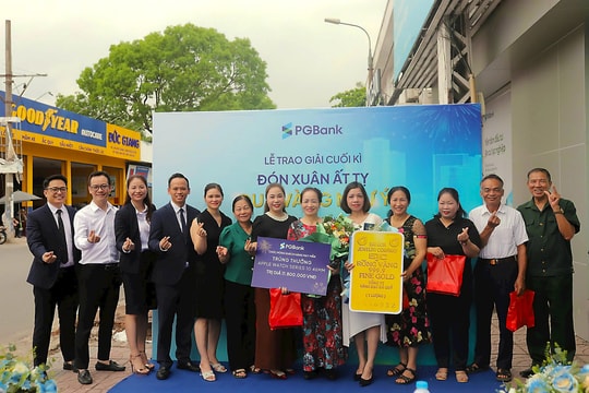 PGBank trao giải đặc biệt cho khách hàng trúng giải chương trình ưu đãi tiền gửi “Đón Xuân Ất Tỵ – Quà Vàng Như Ý”