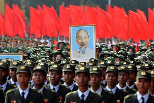 Bác vẫn cùng chúng cháu hành quân