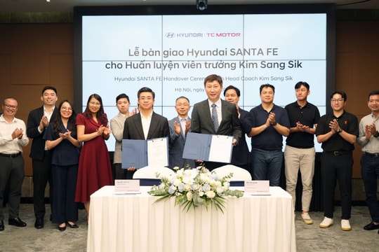 Hyundai Thành Công Việt Nam bàn giao xe Hyundai Santa Fe phiên bản cao cấp nhất cho HLV  Kim Sang-sik