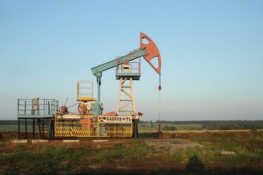 Giá dầu bật tăng trước lo ngại căng thẳng Nga – Ukraine leo thang