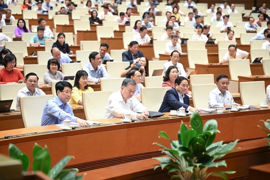 Thông qua Nghị quyết sửa đổi, bổ sung một số điều của Hiến pháp năm 2013